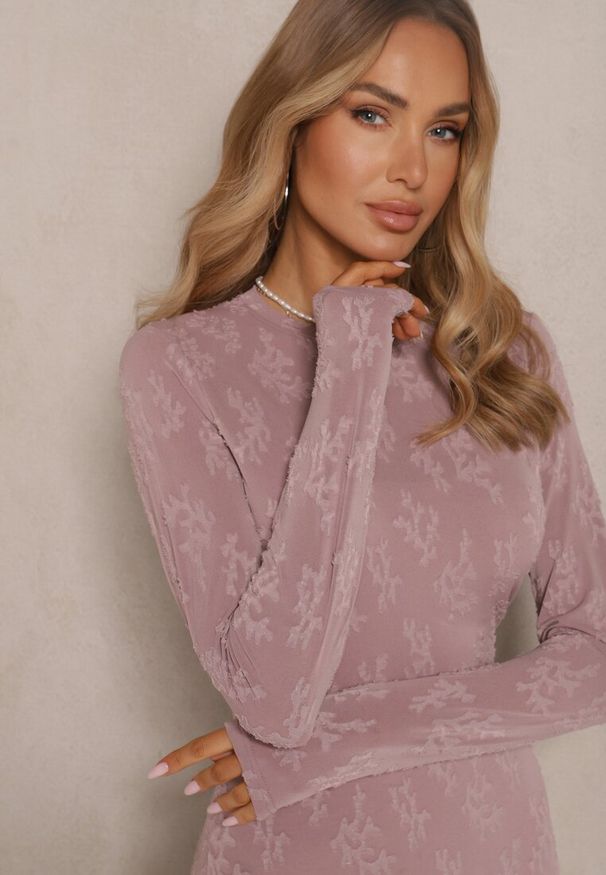 Renee - Jasnofioletowa Dopasowana Sukienka z Wiskozą z Tkaniny Plumeti Nilsela. Kolor: fioletowy. Materiał: wiskoza, tkanina. Długość rękawa: na ramiączkach. Styl: klasyczny, elegancki