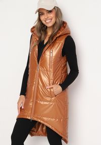 Born2be - Brązowa Długa Kamizelka z Kapturem Ozdobiona Imitacją Kieszeni Mavaria. Typ kołnierza: kaptur. Kolor: brązowy. Materiał: jeans. Długość: długie. Wzór: aplikacja. Sezon: jesień, wiosna. Styl: sportowy, klasyczny, elegancki #3