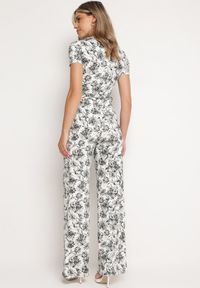 Born2be - Biało-Czarny Kombinezon w Kwiaty z Krótkim Rękawem i Dekoltem w Serek z Długimi Nogawkami Nestaanne. Okazja: na co dzień. Kolor: biały. Materiał: jeans. Długość rękawa: krótki rękaw. Długość: krótkie. Wzór: kwiaty. Styl: wizytowy, casual, elegancki #4