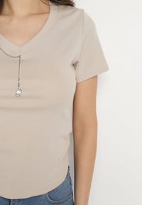 Born2be - Beżowy Bawełniany T-shirt Ozdobiony Marszczeniem i Łańcuszkiem Olitrea. Okazja: na co dzień. Kolor: beżowy. Materiał: bawełna. Wzór: aplikacja. Styl: casual #6