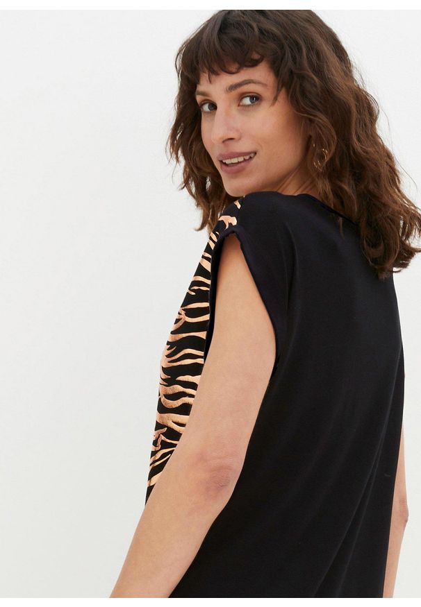 bonprix - Shirt w optyce patchworkowego. Kolor: czarny. Wzór: nadruk, aplikacja. Styl: elegancki