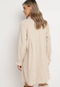Born2be - Beżowa Luźna Sukienka Koszulowa Momessa. Kolor: beżowy. Typ sukienki: koszulowe. Długość: mini #5