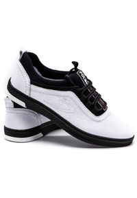 Polbut Buty męskie skórzane casual K24 białe z czarnym spodem czarne. Okazja: na co dzień. Zapięcie: bez zapięcia. Kolor: biały, wielokolorowy, czarny. Materiał: skóra. Styl: casual #4