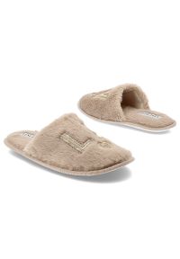 Beżowe Kapcie Vinceza Domowe Obuwie Damskie. Okazja: do domu. Kolor: beżowy. Materiał: materiał. Wzór: nadruk. Styl: casual, klasyczny, wizytowy #6