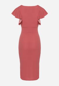 Born2be - Ciemnoróżowa Dopasowana Sukienka z Kopertowym Dekoltem i Falbankami Leolani. Okazja: na co dzień. Typ kołnierza: kołnierz z falbankami. Kolor: różowy. Materiał: jeans. Typ sukienki: kopertowe. Styl: klasyczny, casual #4