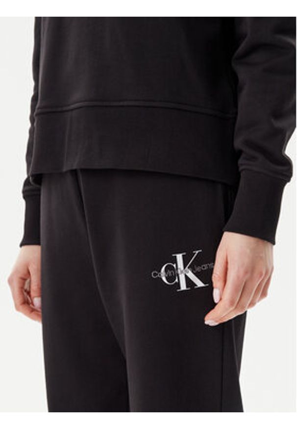 Calvin Klein Jeans Spodnie dresowe Monologo J20J225354 Czarny Slim Fit. Kolor: czarny. Materiał: bawełna