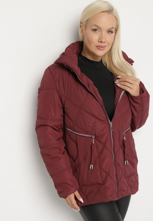 Born2be - Czerwona Pikowana Kurtka z Kapturem i Ozdobnymi Suwakami Carnaye. Okazja: na co dzień, na spacer. Typ kołnierza: kaptur. Kolekcja: plus size. Kolor: czerwony. Materiał: jeans. Styl: sportowy, casual, elegancki
