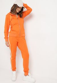 Born2be - Pomarańczowe Spodnie Dresowe z Ozdobnym Lampasem Adiska. Okazja: na co dzień. Kolor: pomarańczowy. Materiał: dresówka. Styl: casual #3