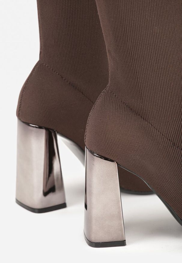 Born2be - Brązowe Kozaki Vices na Metalicznym Słupku ze Skarpetkową Cholewką Tivitte. Zapięcie: bez zapięcia. Kolor: brązowy. Szerokość cholewki: normalna. Obcas: na słupku. Styl: klasyczny