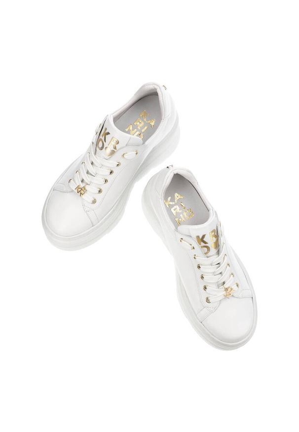 Białe Sneakersy Karino Stylowe Obuwie Damskie Na Platformie. Okazja: na co dzień. Kolor: biały. Materiał: skóra. Obcas: na platformie