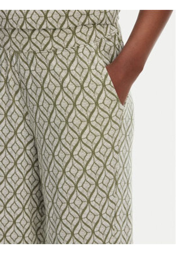 Olsen Spodnie materiałowe 14002433 Zielony Relaxed Fit. Kolor: zielony. Materiał: wiskoza