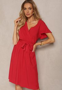Renee - Czerwona Rozkloszowana Sukienka Midi z Wiązanym Paskiem Elemia. Kolor: czerwony. Materiał: materiał, tkanina, wiskoza. Długość: midi #1