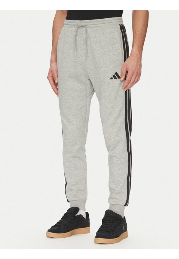 Adidas - adidas Spodnie dresowe Essentials 3-Stripes JE6318 Szary Regular Fit. Kolor: szary. Materiał: bawełna