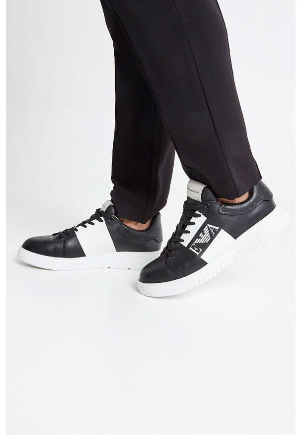 Emporio Armani - SNEAKERSY EMPORIO ARMANI. Materiał: skóra, materiał. Wzór: gładki, aplikacja