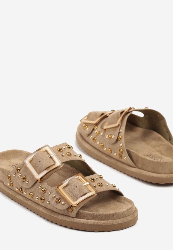 Born2be - Ciemnobeżowe Klapki z Klamrami i Ozdobnymi Aplikacjami Ellinae. Okazja: na co dzień. Kolor: beżowy. Wzór: aplikacja. Styl: elegancki, casual