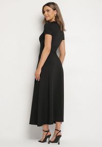 Born2be - Czarna Sukienka o Taliowanym Kroju z Krótkim Rękawem Liravise. Okazja: na co dzień. Kolor: czarny. Długość rękawa: krótki rękaw. Sezon: wiosna, lato. Typ sukienki: rozkloszowane. Styl: elegancki, casual, klasyczny #5