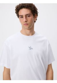 Reserved - T-shirt boxy z wyszywanym wzorem - biały. Kolor: biały. Materiał: bawełna, dzianina #1