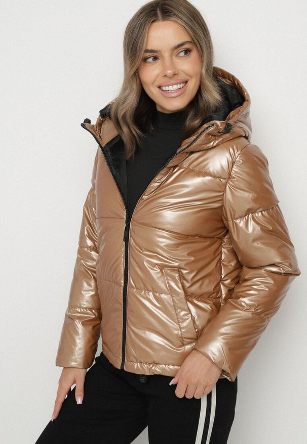 Born2be - Ciemnobeżowa Pikowana Kurtka z Kapturem o Prostym Kroju Alundrie. Typ kołnierza: kaptur. Kolor: beżowy. Materiał: jeans, poliester. Styl: sportowy, elegancki