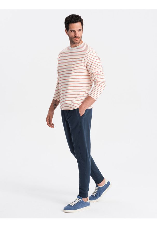 Ombre Clothing - Bawełniane męskie spodnie dresowe joggery BASIC – granatowe V1 OM-PABS-0174 - XXL. Okazja: na co dzień. Kolor: niebieski. Materiał: bawełna, dresówka. Wzór: aplikacja. Styl: sportowy, elegancki, casual