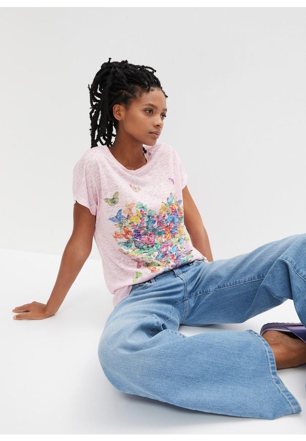 bonprix - T-shirt z nadrukiem w motyle. Kolor: różowy. Wzór: nadruk