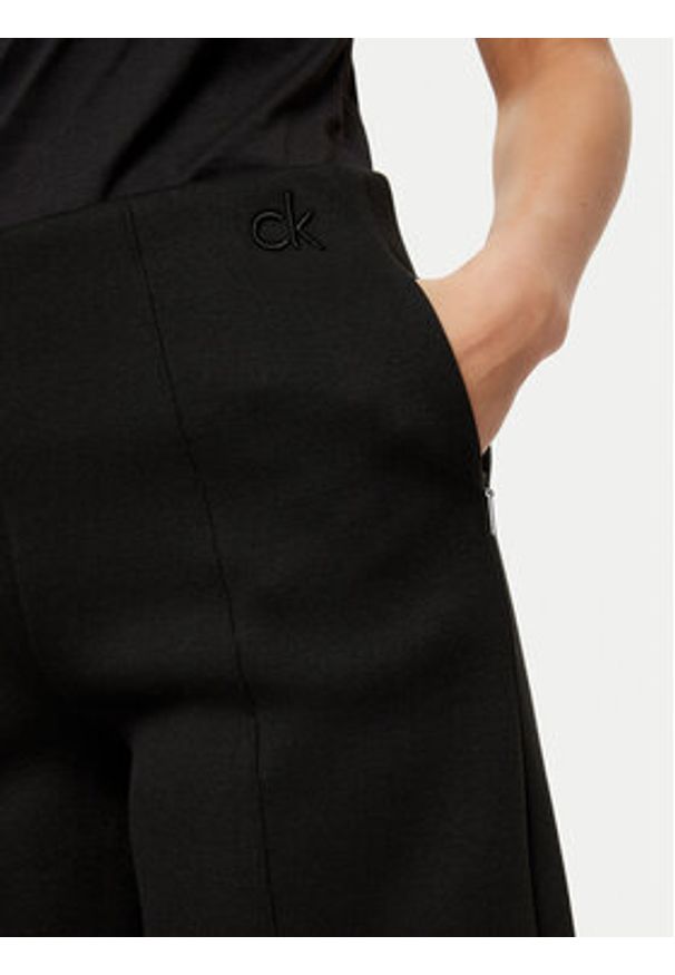 Calvin Klein Spodnie materiałowe K20K207947 Czarny Relaxed Fit. Kolor: czarny. Materiał: wiskoza