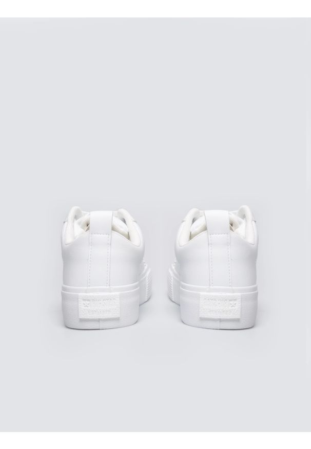 Big-Star - Trampki damskie ze skóry ekologicznej białe RR274315 101. Okazja: na co dzień. Nosek buta: okrągły. Kolor: biały. Materiał: skóra ekologiczna. Styl: casual, elegancki, klasyczny