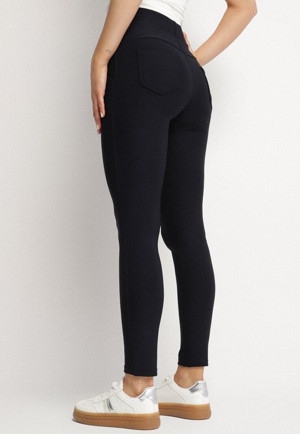 Born2be - Granatowe Spodnie o Dopasowanym Kroju z Gumką w Talii i Wysokim Stanem Selbia. Okazja: na co dzień. Stan: podwyższony. Kolor: niebieski. Styl: casual, elegancki