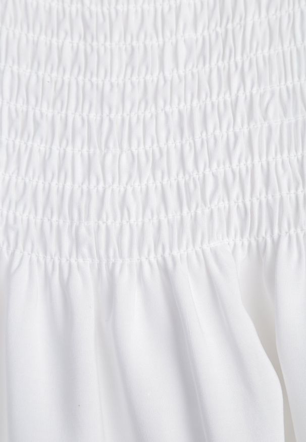 Born2be - Biała Bawełniana Sukienka na Ramiączkach z Marszczonym Dekoltem Krisele. Okazja: na co dzień, na randkę, na spacer. Kolor: biały. Materiał: bawełna. Długość rękawa: na ramiączkach. Sezon: lato. Typ sukienki: proste. Styl: casual