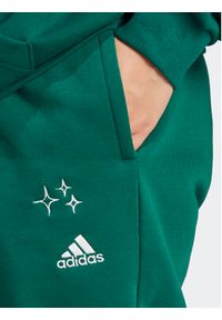 Adidas - adidas Spodnie dresowe Scribble Embroidery Fleece IK9649 Zielony Loose Fit. Kolor: zielony. Materiał: bawełna #6