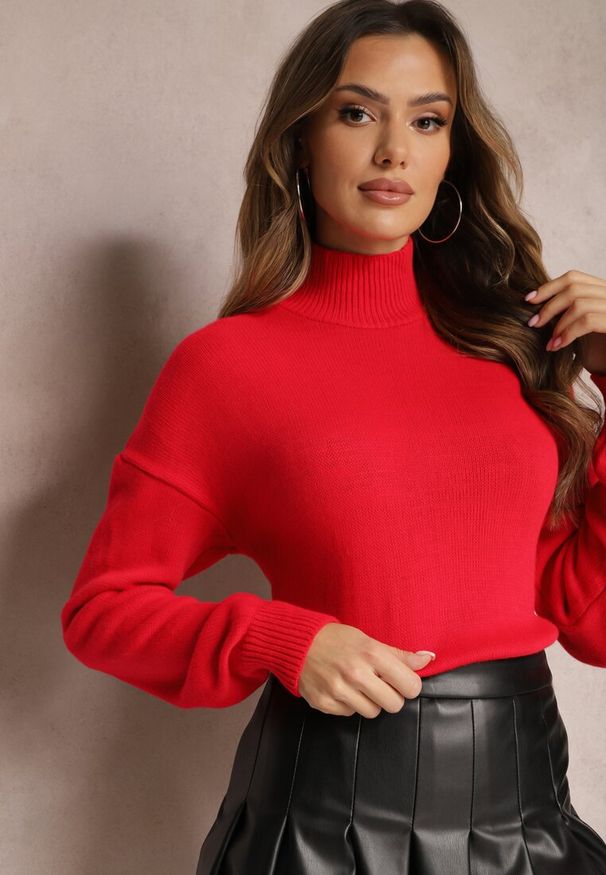 Renee - Czerwony Klasyczny Golf o Asymetrycznym Kroju Abezza. Typ kołnierza: golf. Kolor: czerwony. Długość: krótkie. Styl: klasyczny