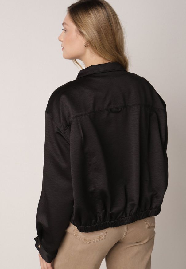 Born2be - Czarna Kurtka Typu Bomberka Ozdobiona Kołnierzykiem Tellavan. Okazja: na co dzień. Kolor: czarny. Materiał: poliester, jeans. Wzór: aplikacja. Styl: casual