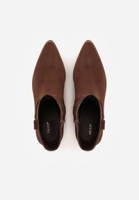 Renee - Brązowe Botki Kowbojki Vices na Słupku z Ażurową Cholewką Elfedi. Okazja: na co dzień. Kolor: brązowy. Materiał: skóra, jeans. Szerokość cholewki: normalna. Wzór: ażurowy. Obcas: na słupku. Styl: casual, elegancki. Wysokość obcasa: średni #3