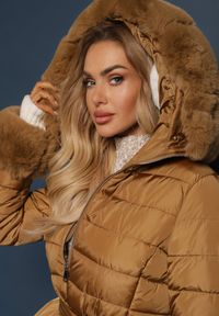 Renee - Brązowa Kurtka Pikowana z Futerkiem Pasilinai. Kolor: brązowy. Materiał: futro. Długość rękawa: długi rękaw. Długość: długie. Sezon: zima, jesień #3