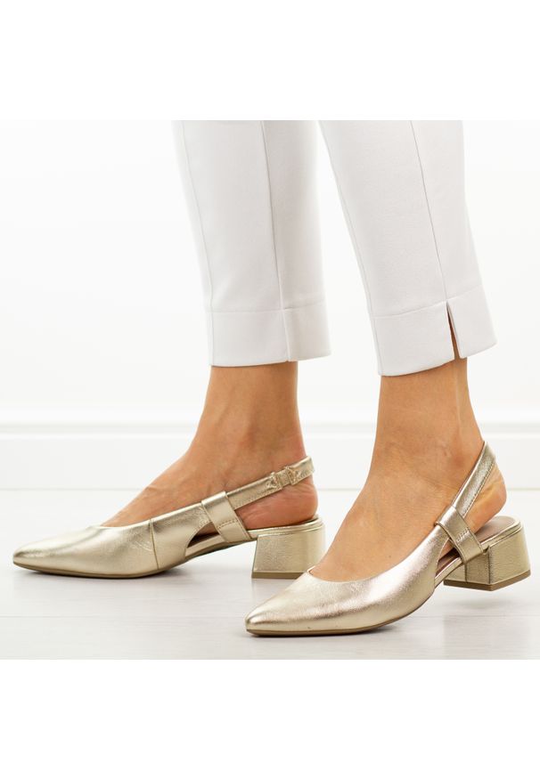 Złote skórzane czółenka damskie T.Sokolski 536. Okazja: na co dzień, do pracy. Zapięcie: pasek. Kolor: złoty. Materiał: skóra. Sezon: wiosna, lato, jesień. Obcas: na obcasie. Styl: casual, klasyczny, elegancki. Wysokość obcasa: średni