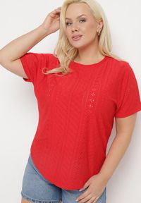 Born2be - Czerwony T-shirt Koszulka z Krótkim Rękawem o Ażurowym Wykończeniu Meaara. Okazja: na spotkanie biznesowe, na co dzień. Kolekcja: plus size. Kolor: czerwony. Długość rękawa: krótki rękaw. Długość: krótkie. Wzór: ażurowy. Sezon: lato. Styl: klasyczny, casual, biznesowy #4