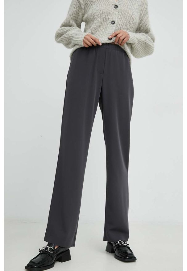 Samsoe & Samsoe - Samsoe Samsoe spodnie damskie kolor czarny proste high waist. Okazja: na co dzień. Stan: podwyższony. Kolor: szary. Materiał: poliester, dzianina. Styl: casual