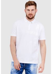 Armani Exchange - ARMANI EXCHANGE Biała koszulka polo z nadrukiem. Typ kołnierza: polo. Kolor: biały. Materiał: bawełna. Wzór: nadruk