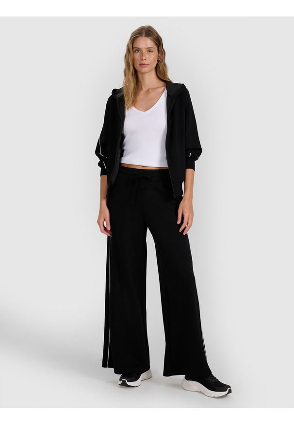 4f - 4F Bluza dresowa rozpinana z kapturem damska - czarna XS. Okazja: na co dzień. Typ kołnierza: kaptur. Kolor: czarny. Długość: krótkie. Wzór: gładki, ze splotem. Materiał: dresówka. Długość rękawa: raglanowy rękaw. Styl: casual, sportowy. Sport: fitness