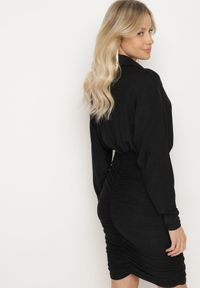 Born2be - Czarna Dopasowana Sukienka z Wiskozą i Koszulową Górą o Kroju Nietoperza z Marszczeniem Cedilie. Kolor: czarny. Materiał: wiskoza. Typ sukienki: koszulowe. Styl: klasyczny, elegancki #2