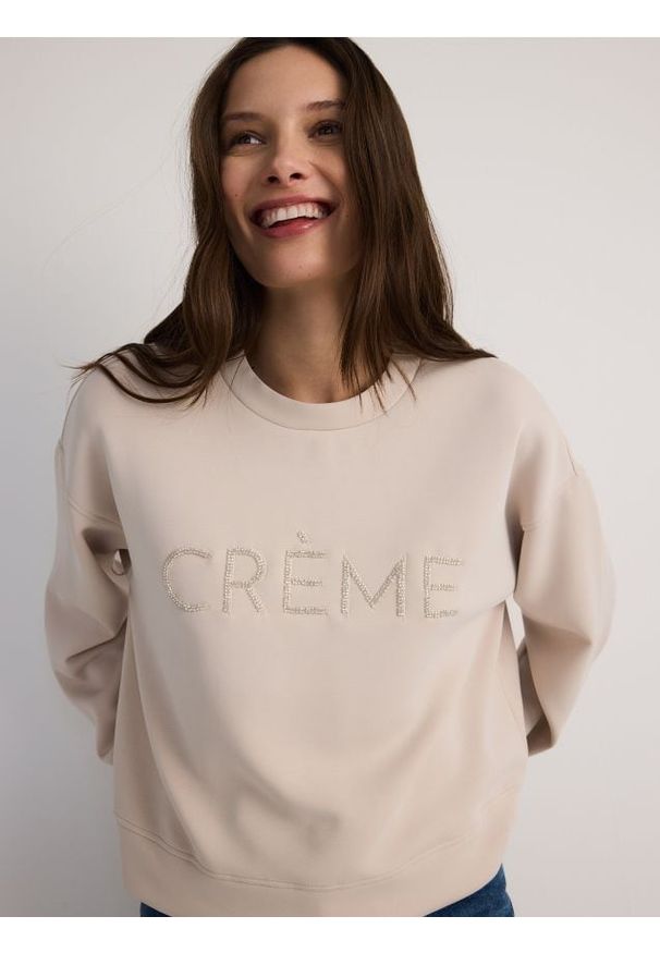 Reserved - Bluza z haftem - beżowy. Kolor: beżowy. Materiał: dzianina. Wzór: haft