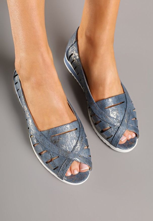 Born2be - Niebieskie Metaliczne Balerinki z Tłoczeniem Skóry Węża i Noskiem Peep Toe Ilisella. Okazja: na co dzień, na spacer. Nosek buta: otwarty. Kolor: niebieski. Materiał: skóra. Wzór: ażurowy. Obcas: na płaskiej podeszwie. Styl: klasyczny, elegancki, casual