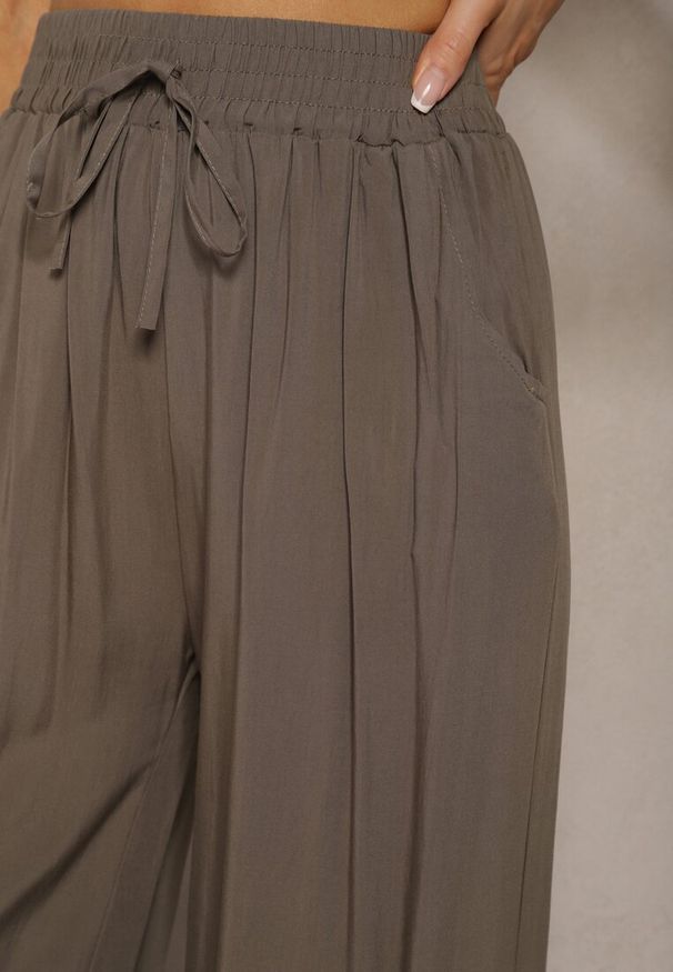 Renee - Ciemnozielone Bawełniane Szerokie Spodnie Kuloty High Waist z Gumką w Talii Evitaes. Okazja: na co dzień, na spotkanie biznesowe. Stan: podwyższony. Kolor: zielony. Materiał: bawełna. Styl: elegancki, biznesowy, casual