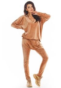 Awama - Welurowe Spodnie z Obniżonym Krokiem - Beżowe. Kolor: beżowy. Materiał: welur