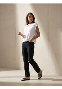 Sinsay - Jeansy comfort straight z efektem sprania - czarny. Kolor: czarny