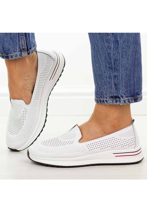 Białe ażurowe skórzane półbuty damskie Filippo Dp7611/26. Okazja: na co dzień, na spacer. Nosek buta: okrągły. Zapięcie: bez zapięcia. Kolor: biały. Szerokość cholewki: normalna. Wzór: ażurowy. Materiał: skóra. Sezon: wiosna, lato, jesień. Styl: elegancki, casual, klasyczny, sportowy