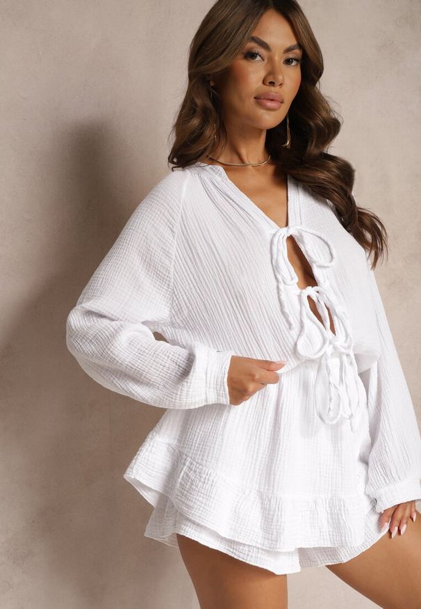 Renee - Biały Kombinezon z Bawełny Ozdobiony Wiązaniem i Falbankami Nalelia. Okazja: na randkę, na imprezę, na co dzień. Kolor: biały. Materiał: bawełna. Wzór: aplikacja. Styl: casual, klasyczny