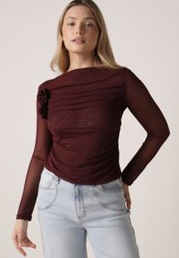 Born2be - Bordowa Bluzka Siateczkowa z Marszczeniem i Kwiatową Aplikacją Nelimor. Okazja: na co dzień. Kolor: czerwony. Materiał: bawełna, jeans. Wzór: aplikacja, kwiaty. Styl: casual, elegancki #4