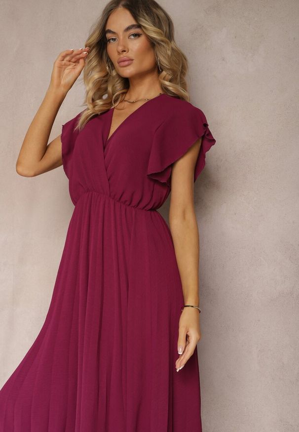 Renee - Bordowa Sukienka z Trójkątnym Dekoltem z Gumką w Pasie o Plisowanym Kroju Doetta. Kolor: czerwony. Długość rękawa: krótki rękaw. Styl: elegancki