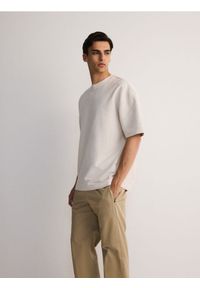 Reserved - Gładki T-shirt oversize - beżowy. Kolor: beżowy. Materiał: bawełna, dzianina. Wzór: gładki