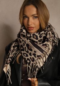 Renee - Brązowy Wiskozowy Szalik w Panterkę Wykończony Frędzlami Alefera. Kolor: brązowy. Materiał: wiskoza. Wzór: motyw zwierzęcy #3